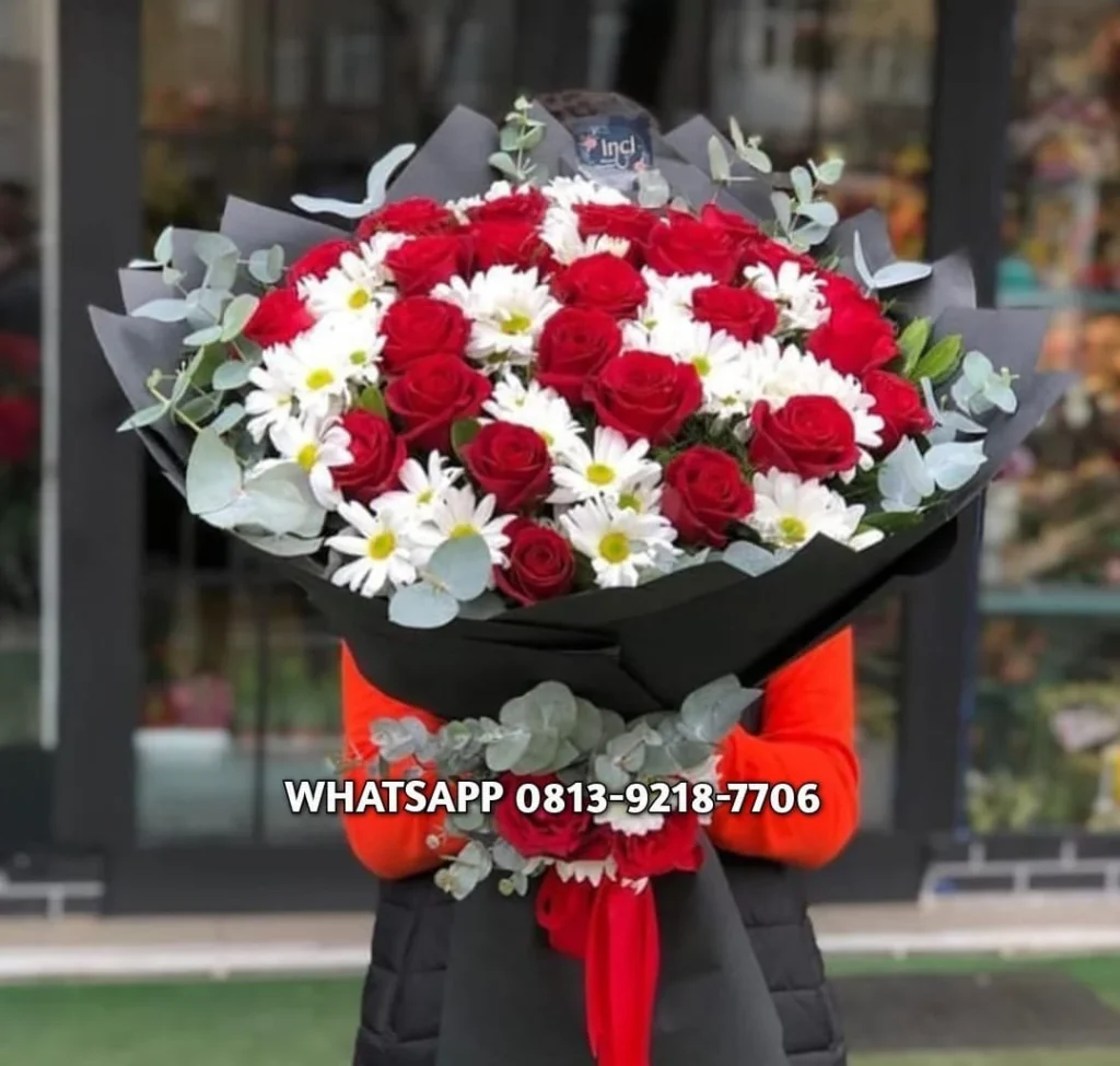 Buket Mawar Merah dan Bunga Putih — flowershopjakarta.com