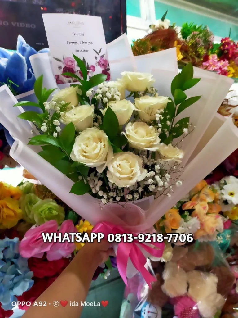 Buket Mawar Putih — Pita Pink — flowershopjakarta.com