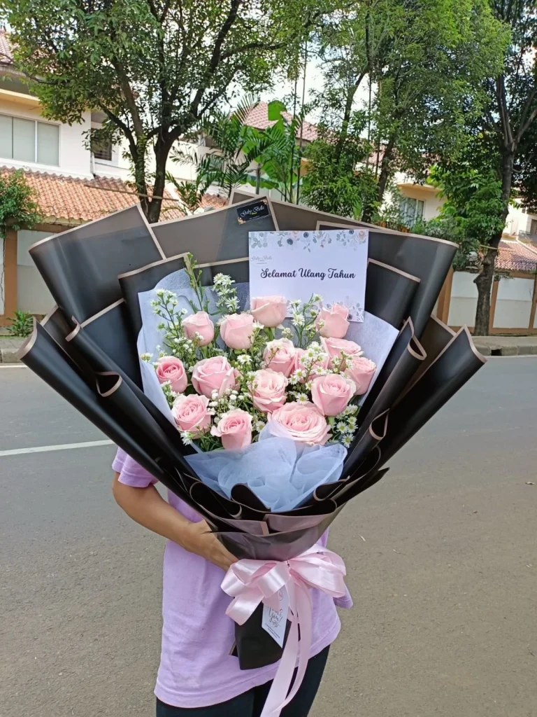 Buket Mawar Pink — Bungkus Hitam — flowershopjakarta.com