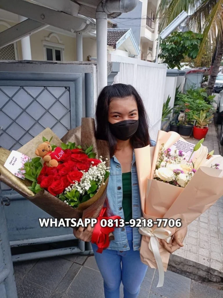 Dua Buket Hadiah — Mawar Merah dan Bunga Putih — flowershopjakarta.com