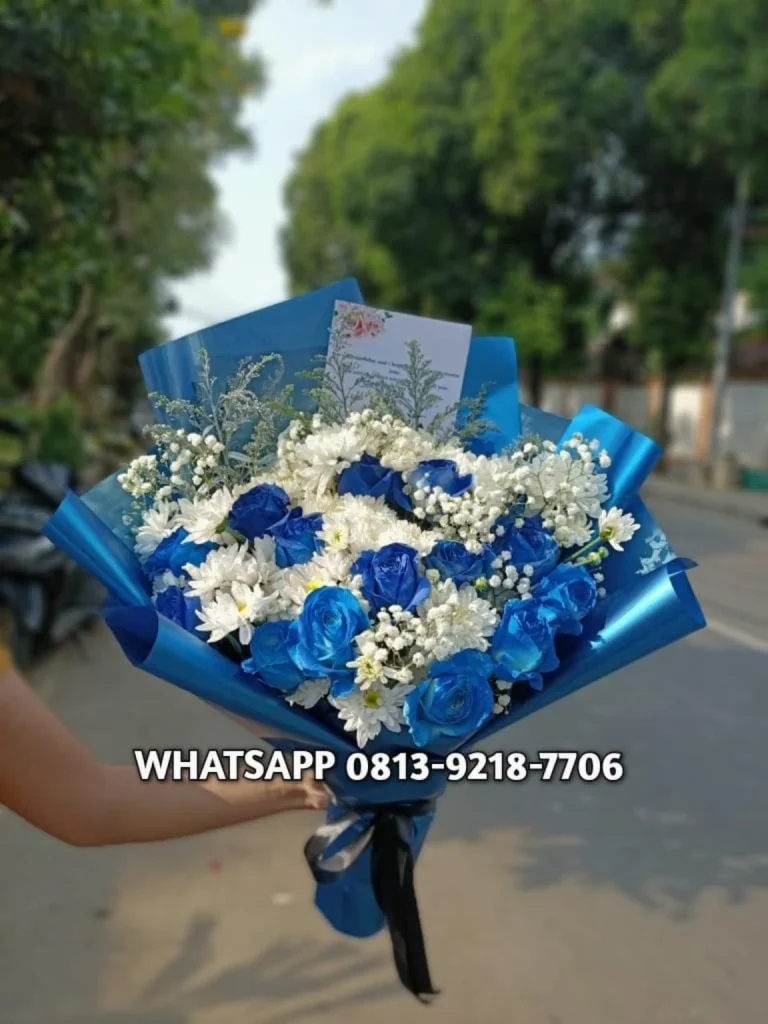 Buket Mawar Biru dan Bunga Putih — flowershopjakarta.com