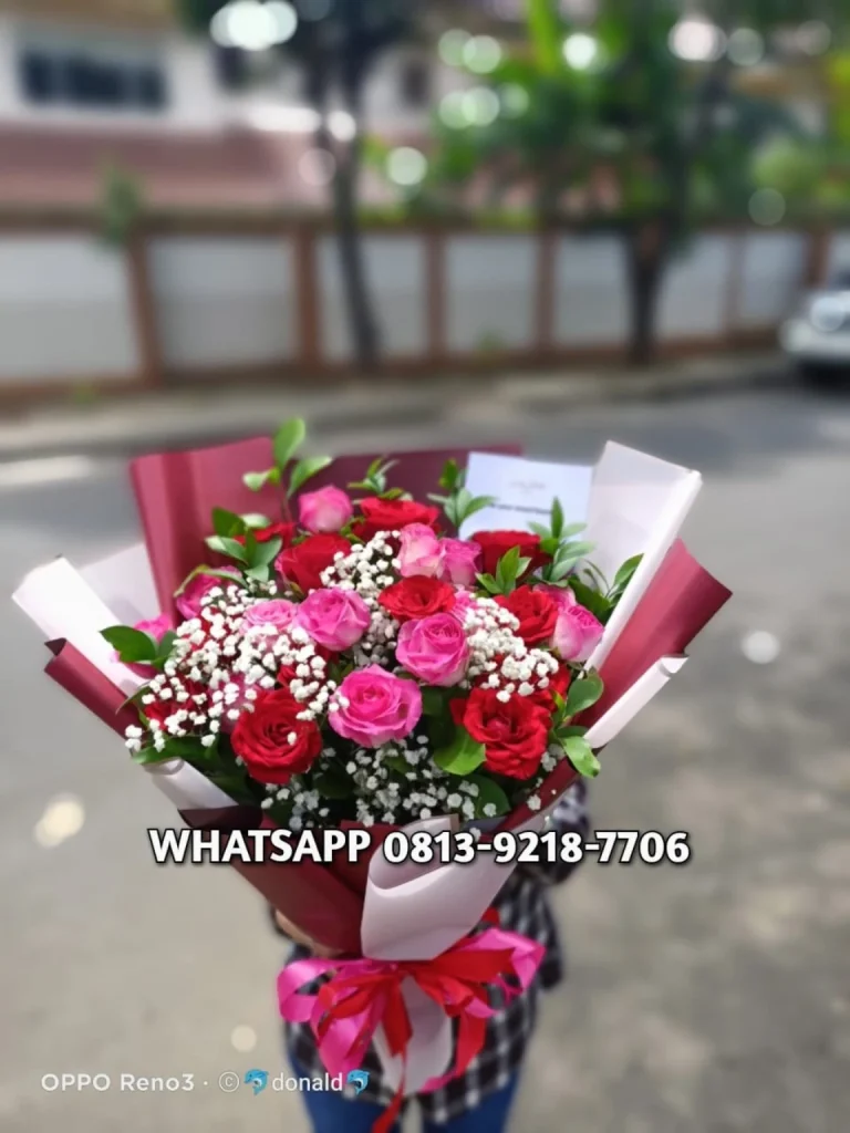 Buket Mawar Merah dan Pink — Pita Cerah — flowershopjakarta.com